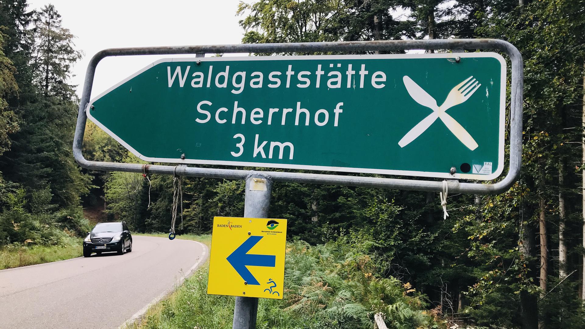 Ein Hinweisschild weist auf die Zufahrt zur Waldgaststätte Scherrhof im Stadtwald von Baden-Baden hin. 