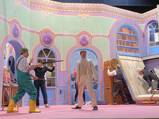Mehrere Darsteller stehen im Theater in Baden-Baden während einer Probe auf der Bühne.