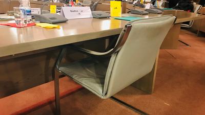 Im Gemeinderat im Ratssaal in Baden-Baden ist ein Stuhl unbesetzt. 