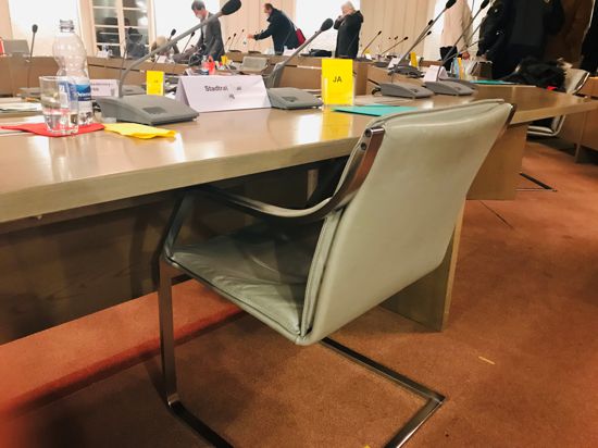 Im Gemeinderat im Ratssaal in Baden-Baden ist ein Stuhl unbesetzt. 