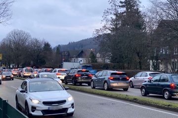 Mehrere Autos stehen auf der B50 stadteinwärts in Baden-Baden.