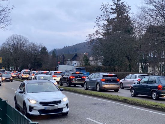 Mehrere Autos stehen auf der B50 stadteinwärts in Baden-Baden.