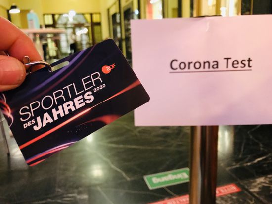 Am Eingang des Kurhauses in Baden-Baden werden Gäste und Mitarbeiter der ZDF-Produktion „Sportler des Jahres“ auf die Pflicht zu einem Corona-Test hingewiesen. 