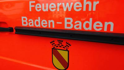 Ein rotes Feuerwehrauto trägt die Aufschrift Feuerwehr Baden-Baden