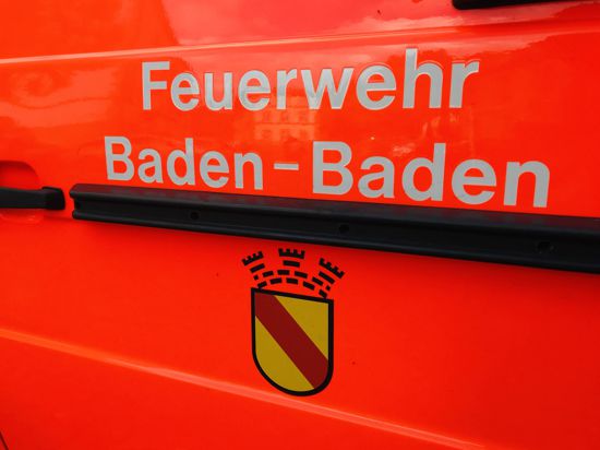 Ein rotes Feuerwehrauto trägt die Aufschrift Feuerwehr Baden-Baden
