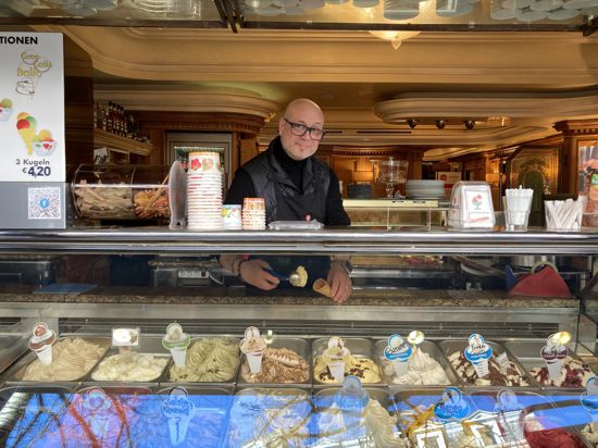 Giovanni Clapis an der Eistheke im Gran Caffè Italia 