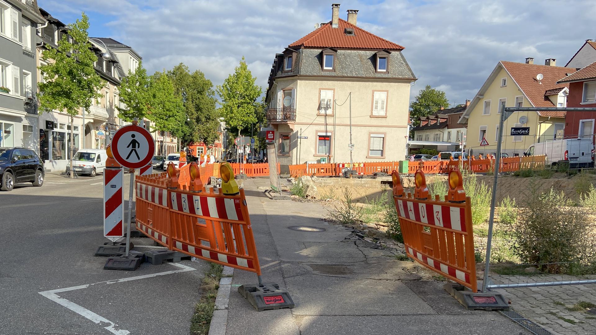 Anwohner helfen sich selbst: Die Bauzäune an der Rheinstraße werden oft einfach weggeräumt, um den Weg frei zu machen.