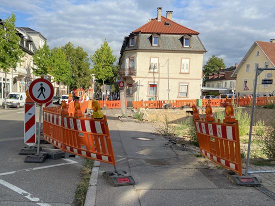 Anwohner helfen sich selbst: Die Bauzäune an der Rheinstraße werden oft einfach weggeräumt, um den Weg frei zu machen.
