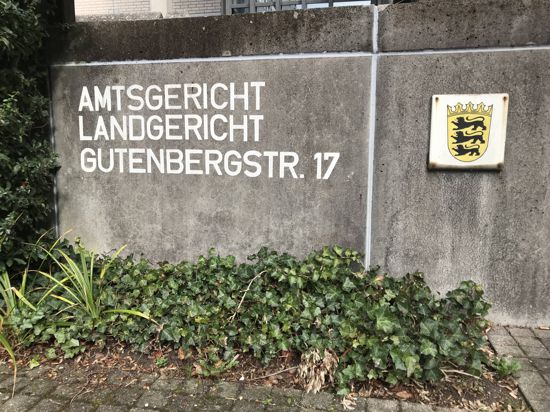 Zu sehen ist eine Mauer mit der Aufschrift Amtsgericht Landgericht
Baden-Baden.