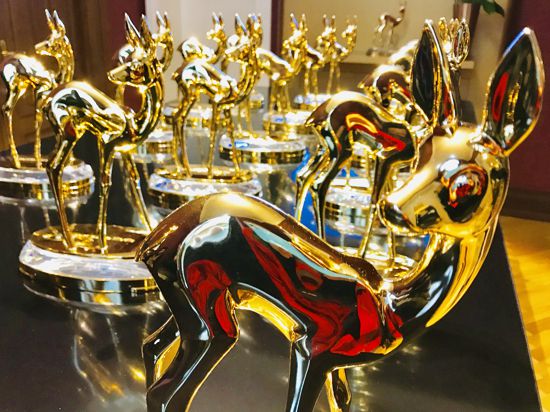 Vergoldete Rehkitze stehen im Festspielhaus Baden-Baden für die Bambi-Verleihung am 21. November 2019 bereit