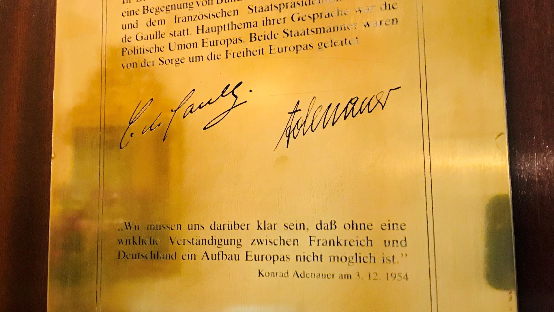 Eine Messingtafel mit den Signaturen von Konrad Adenauer und Charles de Gaulle erinnert in Brenners Park-Hotel in Baden-Baden an das Treffen der beiden Staatschefs am 15. Februar 1962.