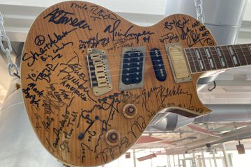  Im SWR3-Bau in Baden-Baden hängt eine von vielen Künstlern signierte Gitarre. 