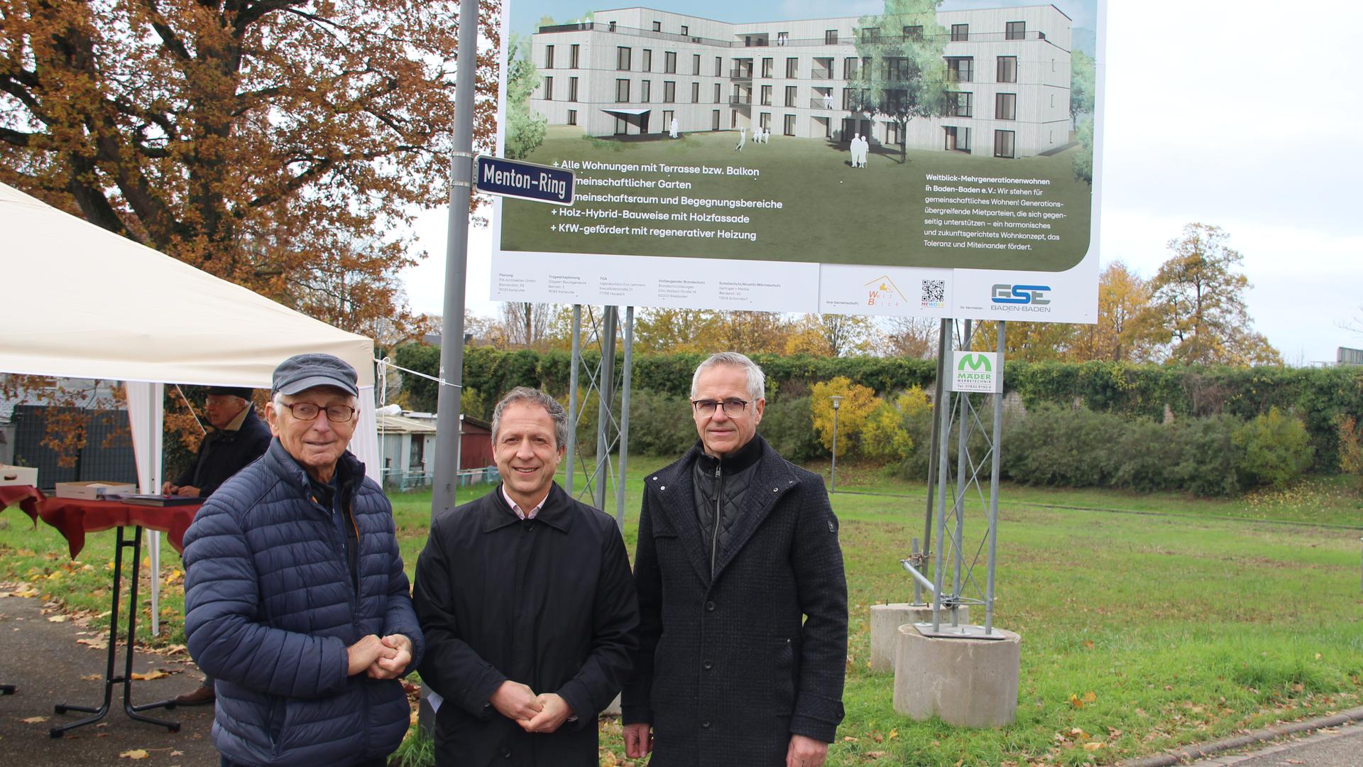 Große Erwartungen: „Weitblick“-Vorsitzender Hansjörg Müller, Bürgermeister Roland Kaiser und GSE-Geschäftsführer Markus Börsig (von links) vor dem Grundstück, auf dem ein ehrgeiziges Projekt verwirklicht werden soll. 