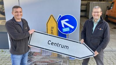 Keine Zukunft fürs „Centrum“: Bauhofleiter Daniel Wöhrle (rechts) und Schlosserei-Chef Alexander Erfurt schicken das Hinweisschild mit der veralteten Aufschrift zurück zum Hersteller. 