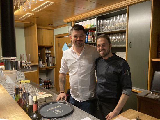 Lev Kagramanov und Arthur Laufer stehen hinter der Theke im Restaurant „Leka“
