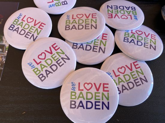 Anstecker mit dem Logo der Initiative „We love Baden-Baden“. 