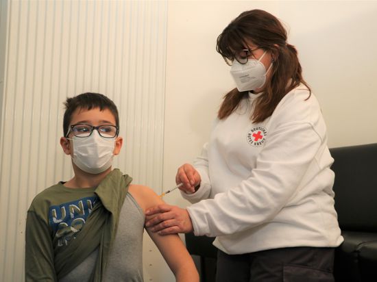 Tapfer bringt der neun Jahre alte Leonardo seine Erstimpfung hinter sich.