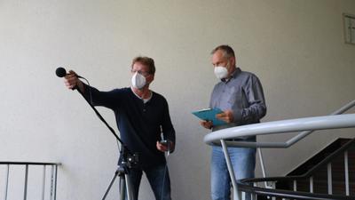 Aufwendiges Verfahren: Rudolf Knapp und Christian Witte demonstrieren eine Messung mit dem Schallpegelmesser. 