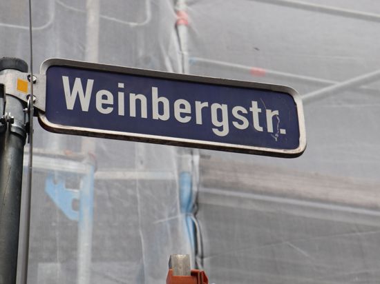 Straßenschild mit der Aufschrift Weinbergstraße