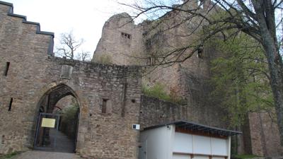Das imposante Gemäuer der Burgruine des Alten Schlosses kann man zwar besichtigen, doch die gastronomischen Einrichtungen (rechts der Kiosk der Biergartens) bleiben vorerst geschlossen. 