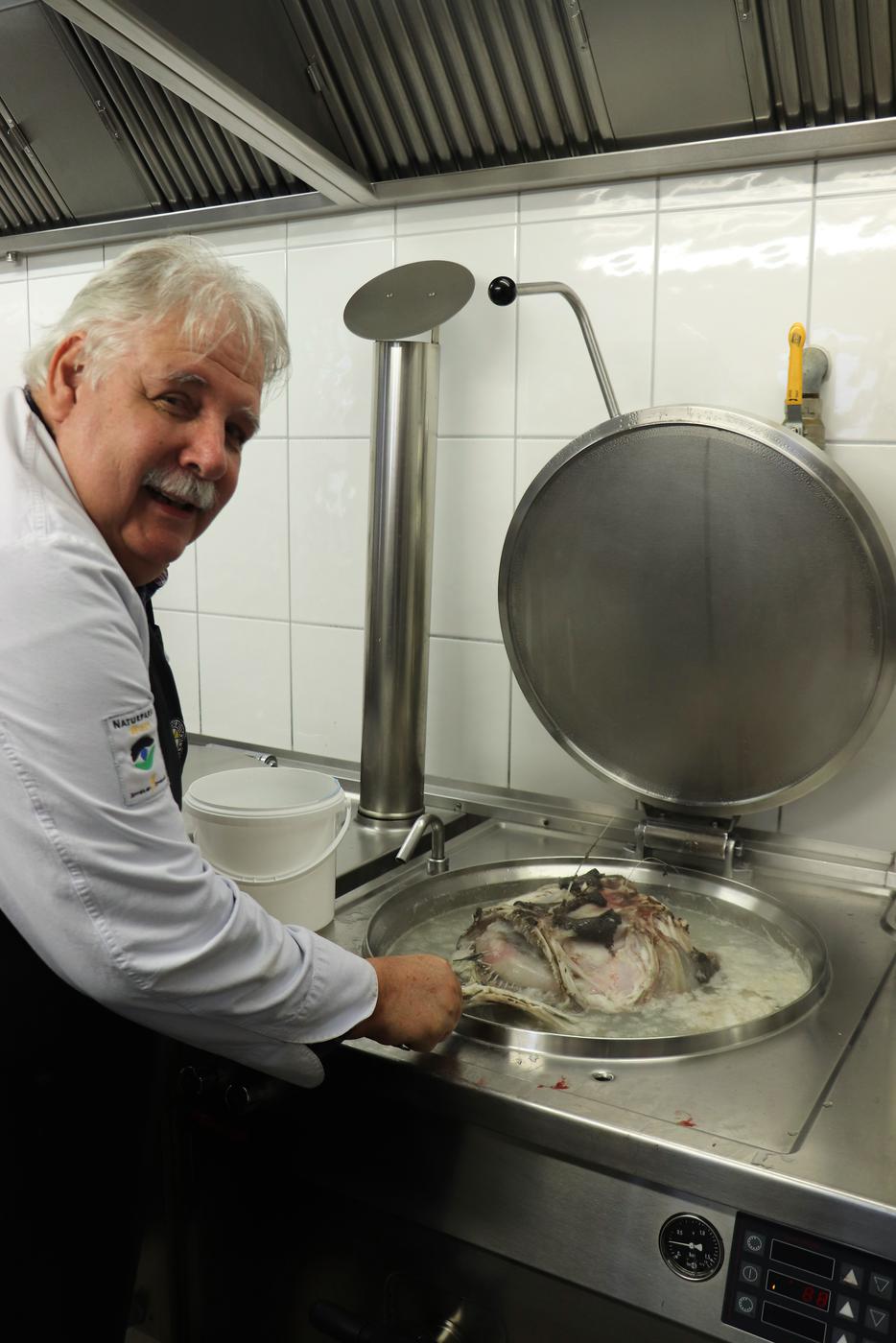 Es brodelt: 450 Liter Suppe werden für die Aktion gekocht. Klaus Pfeiffer, Vorsitzender des Kochvereins, steht wieder selbst mit am Herd. 