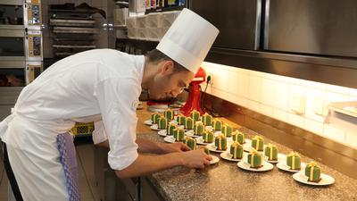 Blick in die Küche: Chefpatissier David Becker bereitet kleine Köstlichkeiten für die Gäste vor. 