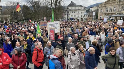 Viele Menschen stehen bei der Demo in Baden-Baden auf der Fieserbrücke.
