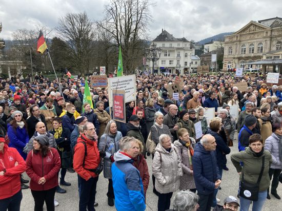 Viele Menschen stehen bei der Demo in Baden-Baden auf der Fieserbrücke.