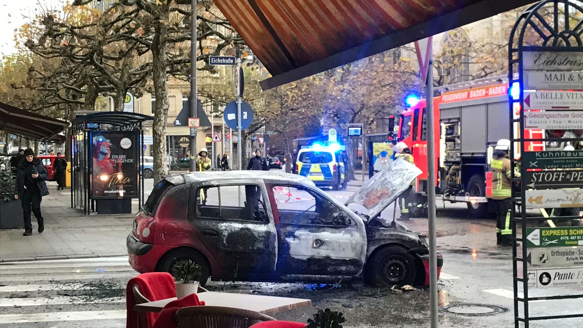 Seitlicher Blick auf das ausgebrannte Auto am Augustaplatz in Baden-Baden.