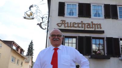 Der Dehoga-Vorsitzende Hans Schindler steht vor dem Gasthaus Auerhahn.