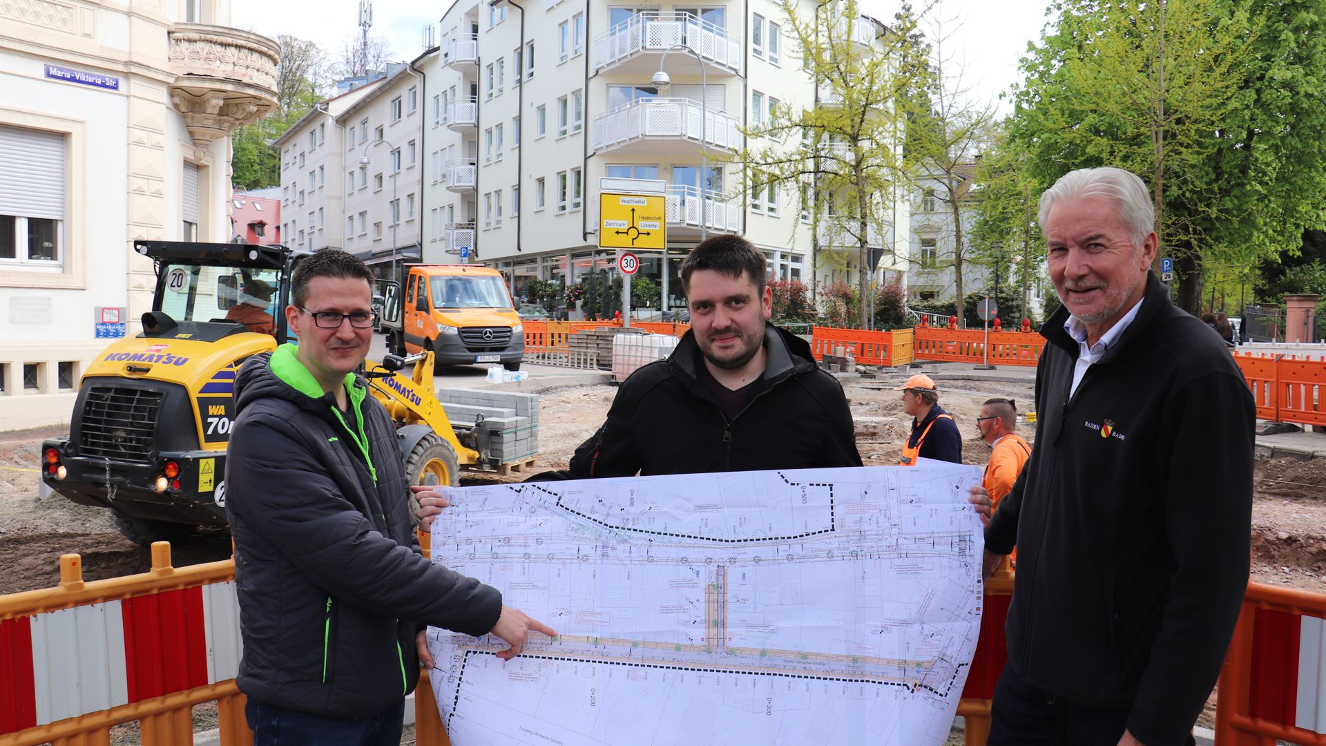 Präsentieren die Pläne: Sven Menzel, Andreas Walz und Oberbürgermeister Dietmar Späth (von links) im Sanierungsgebiet Südliche Neustadt. 