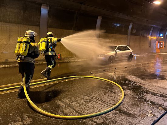 Löscharbeiten im Tunnel: Die Übungslage sah einen Fahrzeugbrand infolge eines technischen Defekts vor.