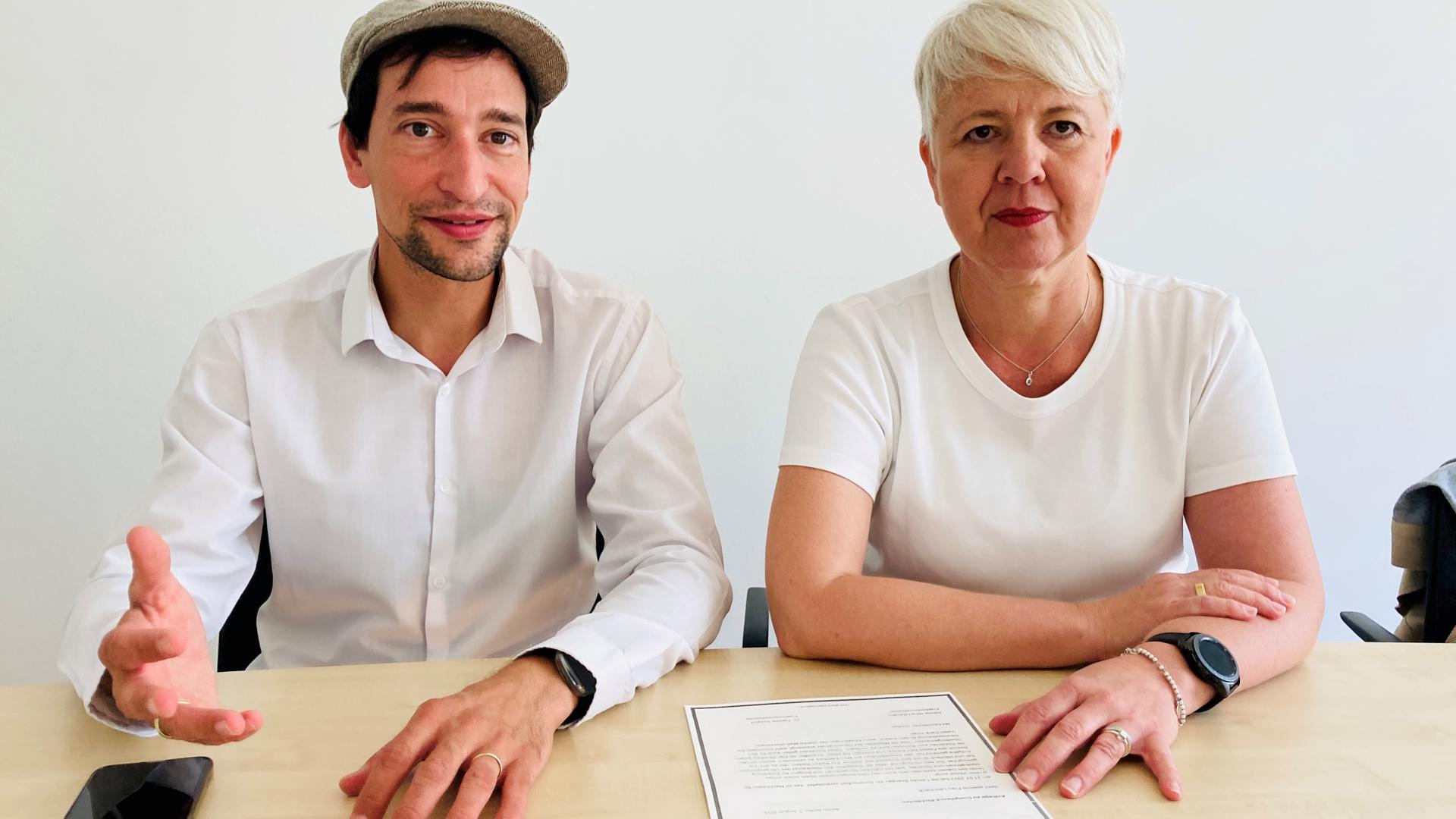 Sabine Iding-Dihlmann und Fabrice Gireaud, Fraktionsvorsitzende der Grünen im Gemeinderat Baden-Baden, sitzen an einem Tisch