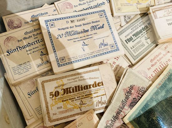 In einer Truhe, die im Stadtmuseum in Baden-Baden ausgestellt ist, liegen Baden-Badener Notgeldscheine, die mit der Währungsreform im November 1923 wertlos geworden waren. 