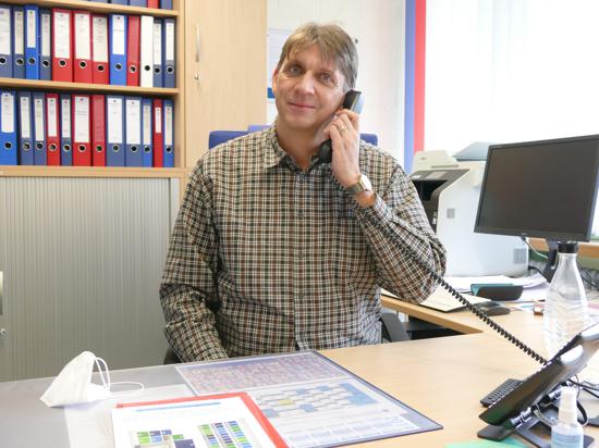 Jörg Rother, neuer Schulleiter der Robert-Schuman-Schule, lobt die gute Organisation der Schule.
