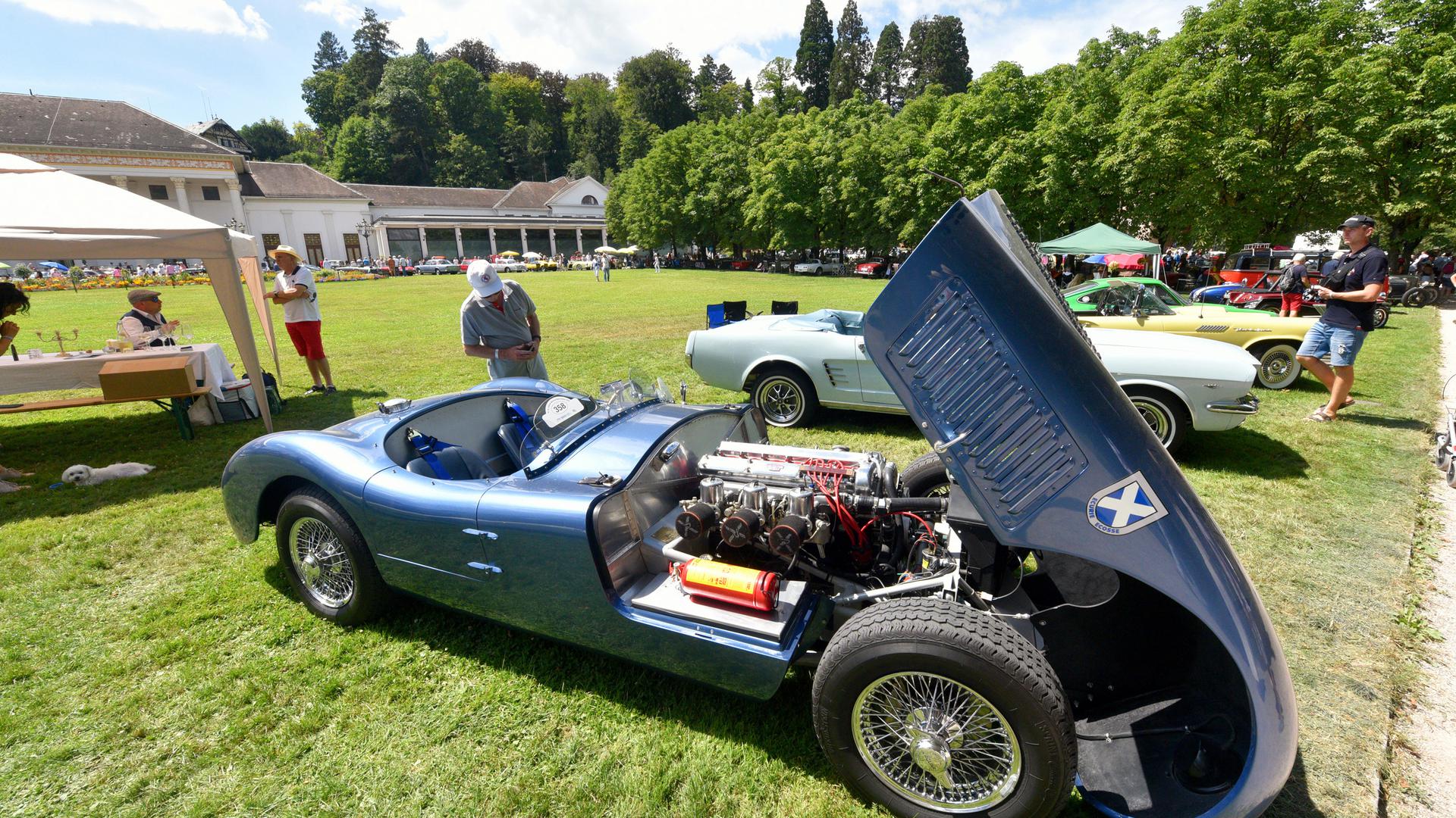 Die Technik von Oldtimern wie diesem Jaguar C-Type lockte am Samstag viele Besucher in den Kurpark in Baden-Baden.