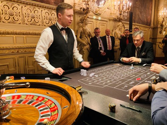 Croupier Temin Joguncic steht im Casino Baden-Baden an einem Roulettetisch. 