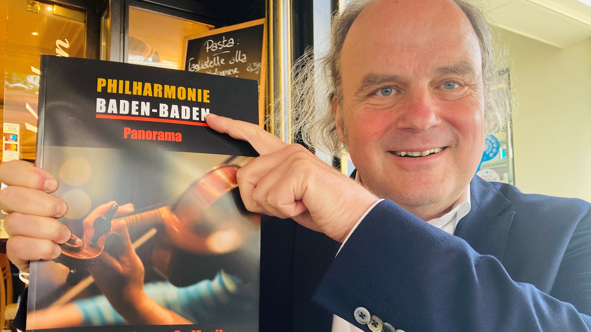 Orchestermanager Arndt Joosten zeigt einen Band, der das Wirken der Philharmonie Baden-Baden ausführlich darstellt. 