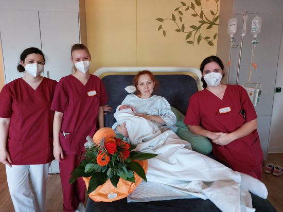 Auf dem Bild sieht man Dr. Konstanze Goiri, Hebamme in Ausbildung Stefanie Braun, die stolze Mama Ana Karscu mit Aron und Hebamme Catherine Basch. Auf dem Bild fehlt der stolze Papa Alin Karscu, der sich zu Hause um die Geschwisterkinder kümmert.