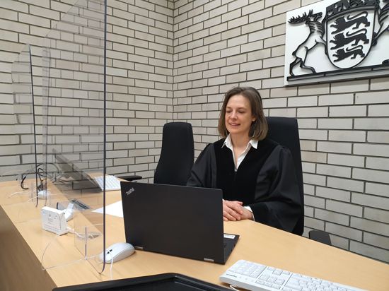 Die Richterin Katrin Flum sitzt vor ihrem Laptop. 