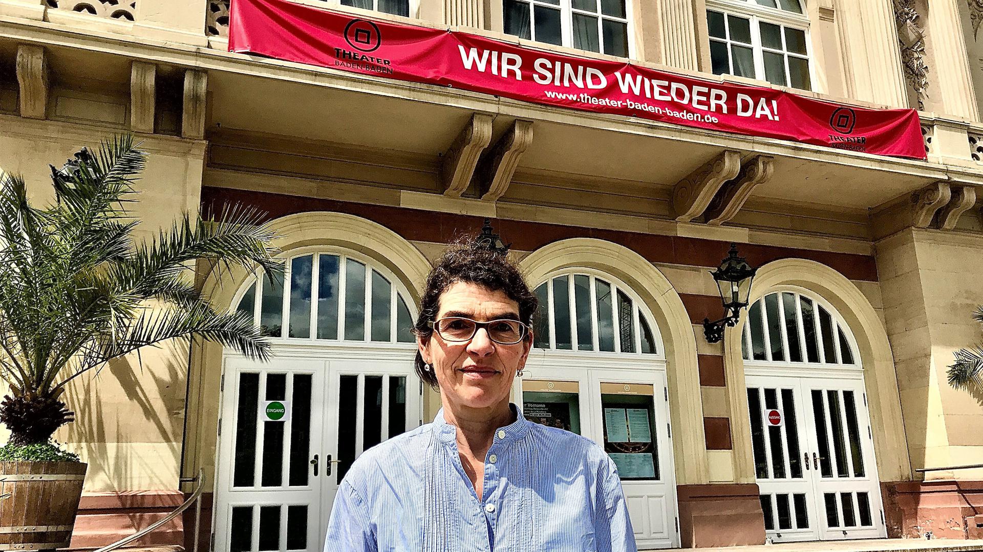 Chef-Dramaturgin Kekke Schmidt steht vor dem Theater Baden-Baden