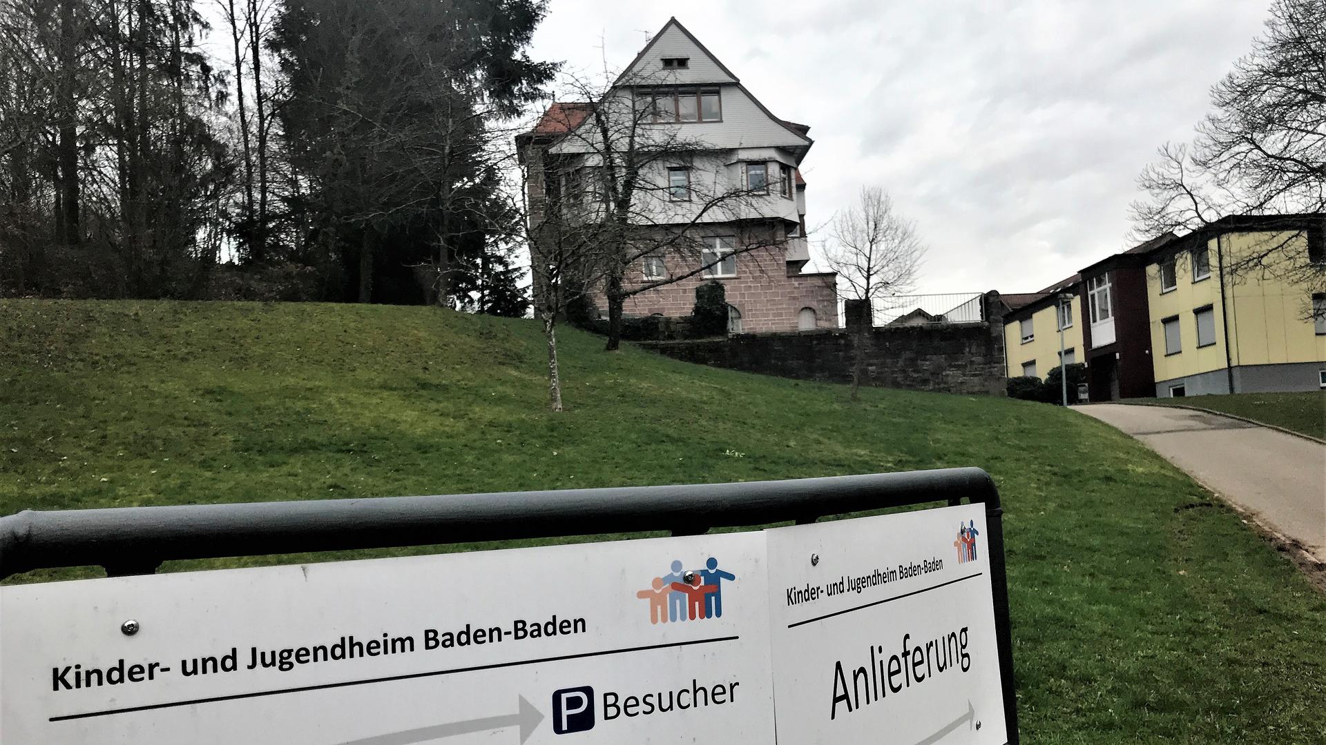 Ein Schild weist auf das Kinder- und Jugendheim Baden-Baden hin.