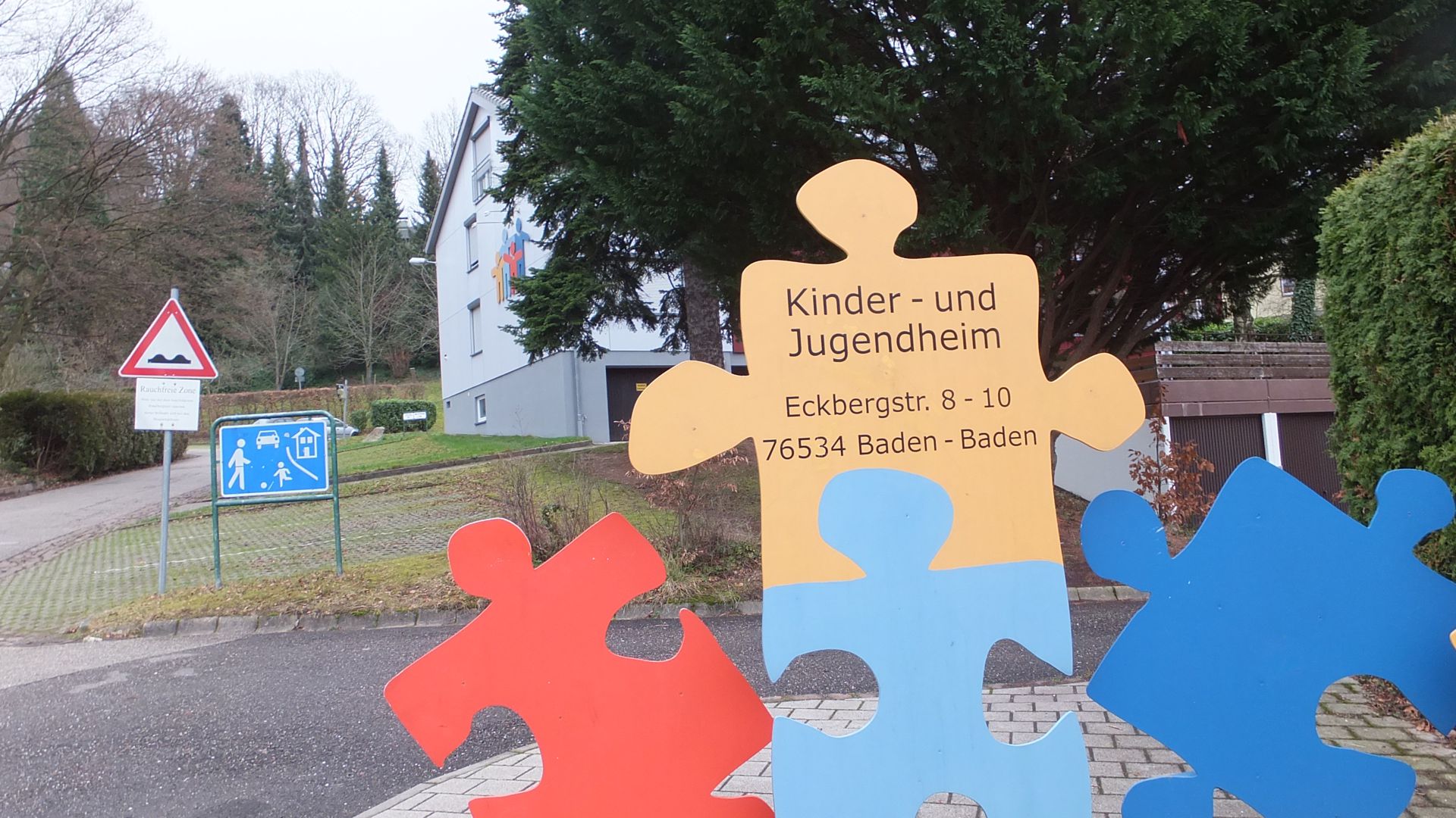 Ein Schild weist auf das Kinder- und Jugendheim Baden-Baden hin.