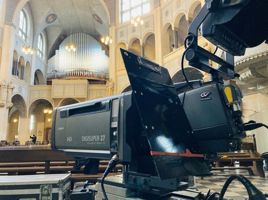 In der katholischen St. Bernhard wird die Technik für die TV-Live-Übertragung des Gottesdienstes installiert. Das ZDF sendet am Sonntag am 9.30 Uhr aus Baden-Baden. 