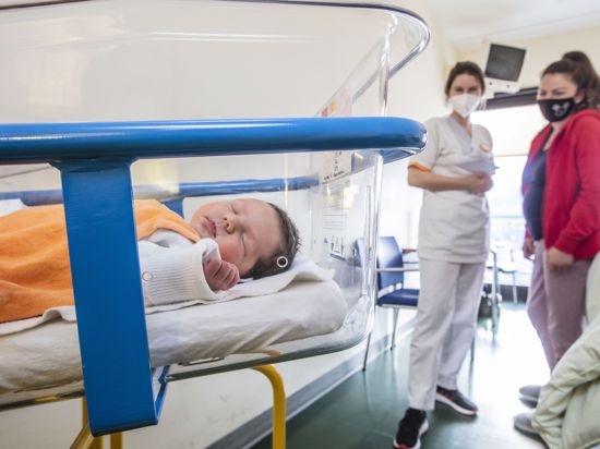 Geburtszentrum, Krankenschwestern mit Neugeborenem