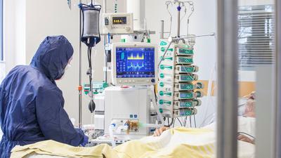Eine Pflegerin kümmert sich auf der Intensivstation der Klinik Baden-Baden-Balg um einen Patienten.