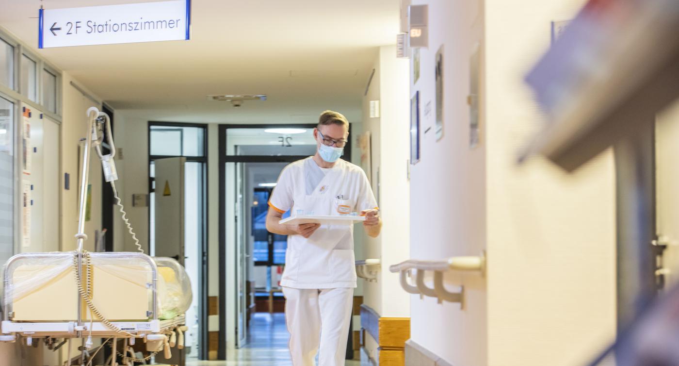 Ein Pfleger läuft auf einem Flur des Klinikums Baden-Baden-Balg.