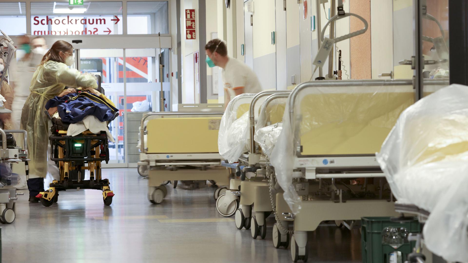 Pflegekräfte kümmern sich in der Zentralen Notaufnahme der Klinik Baden-Baden-Balg um einen Patienten.