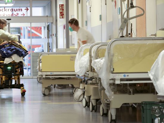 Pflegekräfte kümmern sich in der Zentralen Notaufnahme der Klinik Baden-Baden-Balg um einen Patienten.