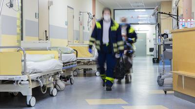 Rettungssanitäter bringen einen Patienten in die Zentrale Notaufnahme des Klinikums Baden-Baden-Balg.